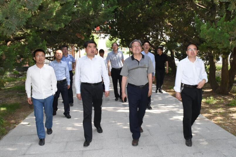 农业农村部农垦局局长邓庆海到淮海调研指导.jpg
