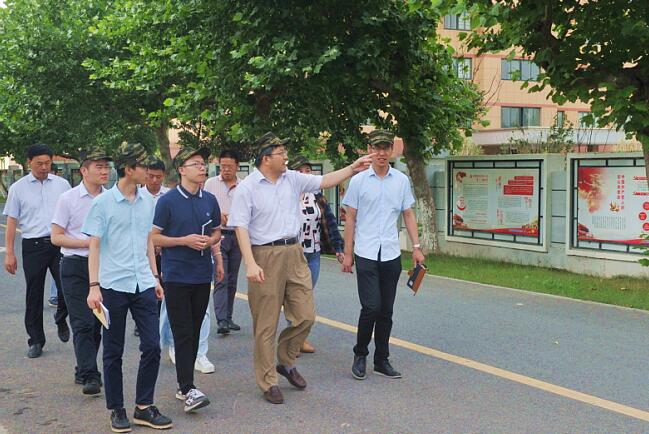 集团公司新分配大学生赴淮海农场有限公司接受革命传统教育.jpg