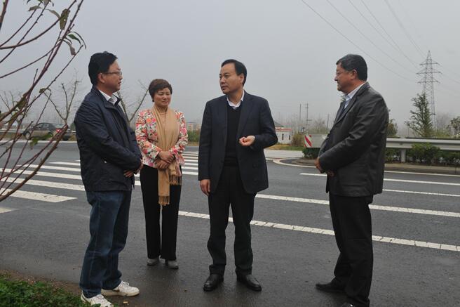 钱武华县长来我场察看高等级公路沿线美化工作.jpg