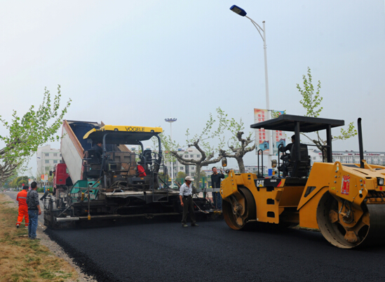 农场对场部部分路面进行沥青铺设.jpg