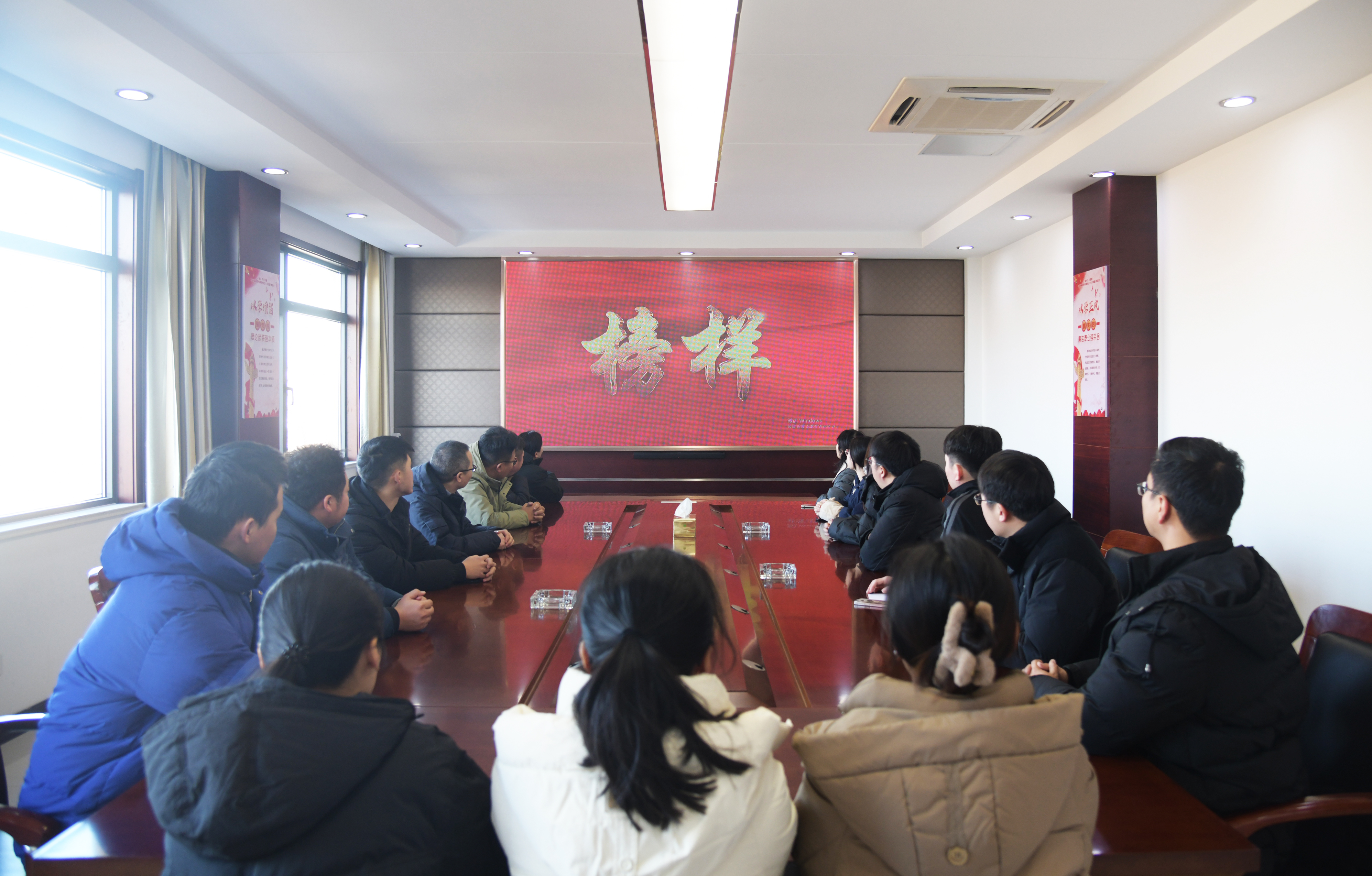 淮海农场公司组织青年党员干部观看《榜样8》专题节目
